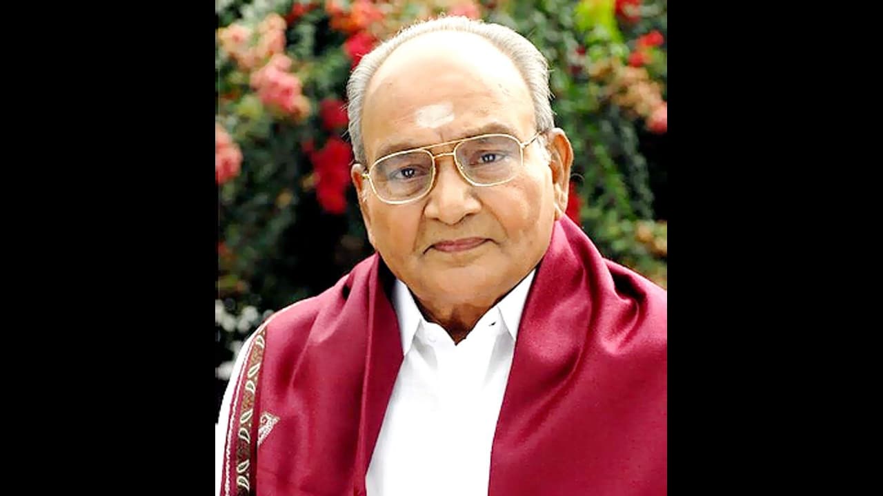 కళాతపస్వి ఇంట్లో మరో విషాదం.. కే విశ్వనాథ్ సతీమణి జయలక్ష్మీ కన్నుమూత కళాతపస్వి ఇంట్లో మరో విషాదం.. కే విశ్వనాథ్ సతీమణి జయలక్ష్మీ కన్నుమూత