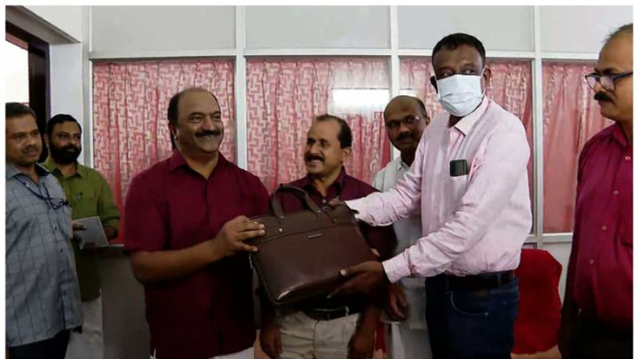 Kerala Budget 2023:അമിതഭാരം അടിച്ചേൽപ്പിക്കില്ല ധനമന്ത്രി, തിരിച്ചടിയായി കടമെടുപ്പിൽ കേന്ദ്രത്തിന്റെ കടിഞ്ഞാൺ Kerala Budget 2023:അമിതഭാരം അടിച്ചേൽപ്പിക്കില്ല ധനമന്ത്രി, തിരിച്ചടിയായി കടമെടുപ്പിൽ കേന്ദ്രത്തിന്റെ കടിഞ്ഞാൺ