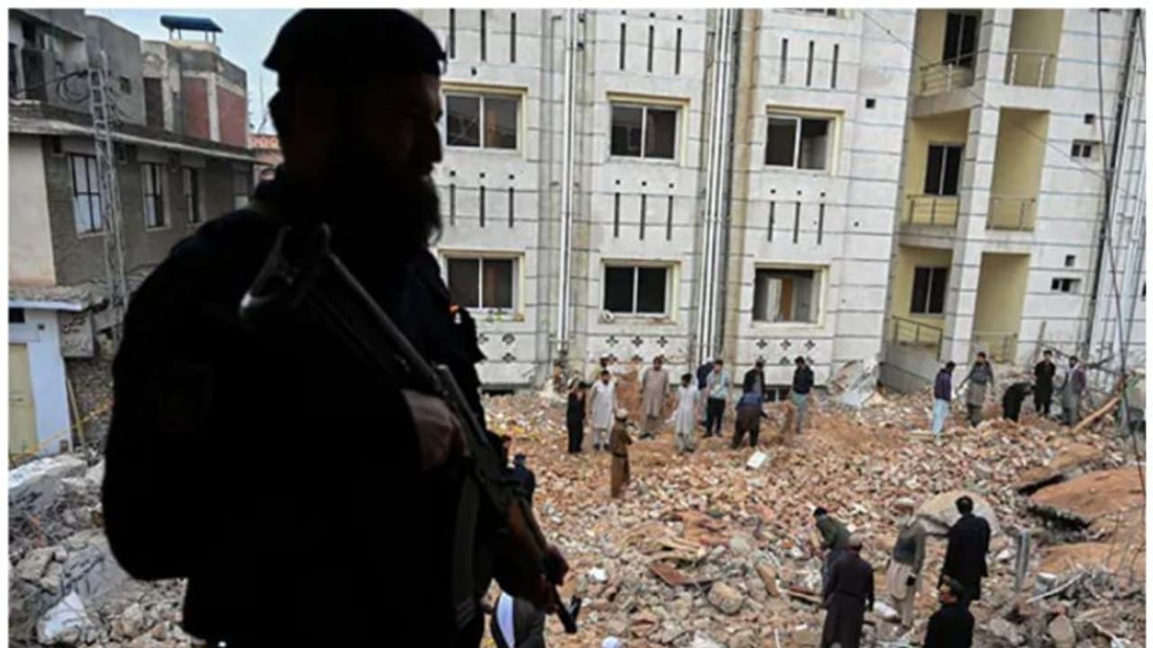 'സർക്കാർ ഞങ്ങളുടെ കൈ കെട്ടി, ഭീകരർക്ക് എറിഞ്ഞുകൊടുക്കുകയാണ്'; പെഷവാർ സ്ഫോടനത്തിൽ പ്രതിഷേധിച്ച് പൊലീസുകാർ 'സർക്കാർ ഞങ്ങളുടെ കൈ കെട്ടി, ഭീകരർക്ക് എറിഞ്ഞുകൊടുക്കുകയാണ്'; പെഷവാർ സ്ഫോടനത്തിൽ പ്രതിഷേധിച്ച് പൊലീസുകാർ