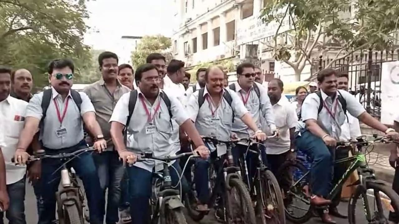 பள்ளிச்சீருடையோடு சைக்கிளில் சட்டப்பேரவைக்கு வந்த திமுக எம்எல்ஏக்கள்..! அதிர்ச்சியில் அரசு அதிகாரிகள் பள்ளிச்சீருடையோடு சைக்கிளில் சட்டப்பேரவைக்கு வந்த திமுக எம்எல்ஏக்கள்..! அதிர்ச்சியில் அரசு அதிகாரிகள்