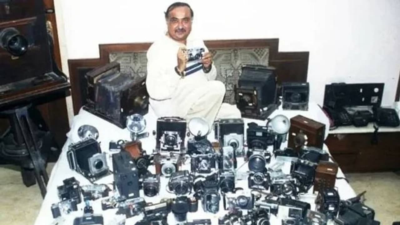 ക്യാമറകൾ വാങ്ങിക്കൂട്ടി ലോക റെക്കോർഡ് നേടിയ ഫോട്ടോഗ്രാഫർ ഇനി ഓർമ്മ ക്യാമറകൾ വാങ്ങിക്കൂട്ടി ലോക റെക്കോർഡ് നേടിയ ഫോട്ടോഗ്രാഫർ ഇനി ഓർമ്മ