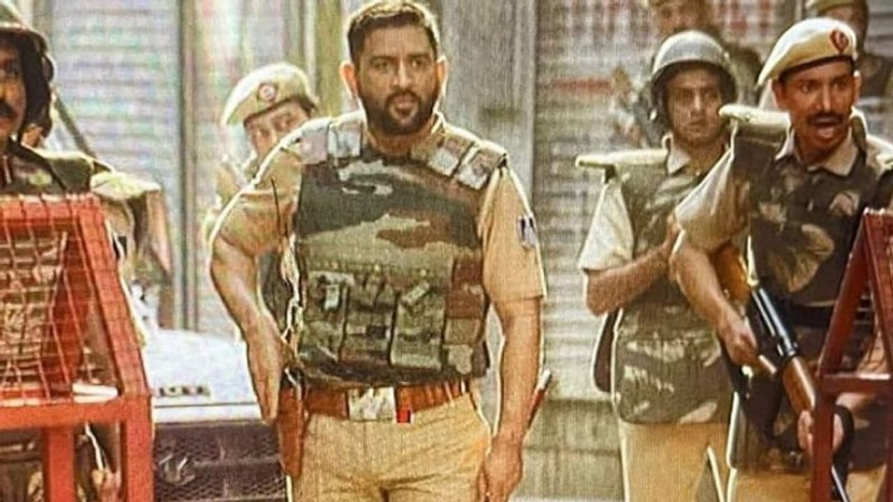 போலீஸ் கெட்டப்பில் யாரையோ தேடும் தோனி: வைரலாகும் போட்டோ! போலீஸ் கெட்டப்பில் யாரையோ தேடும் தோனி: வைரலாகும் போட்டோ!