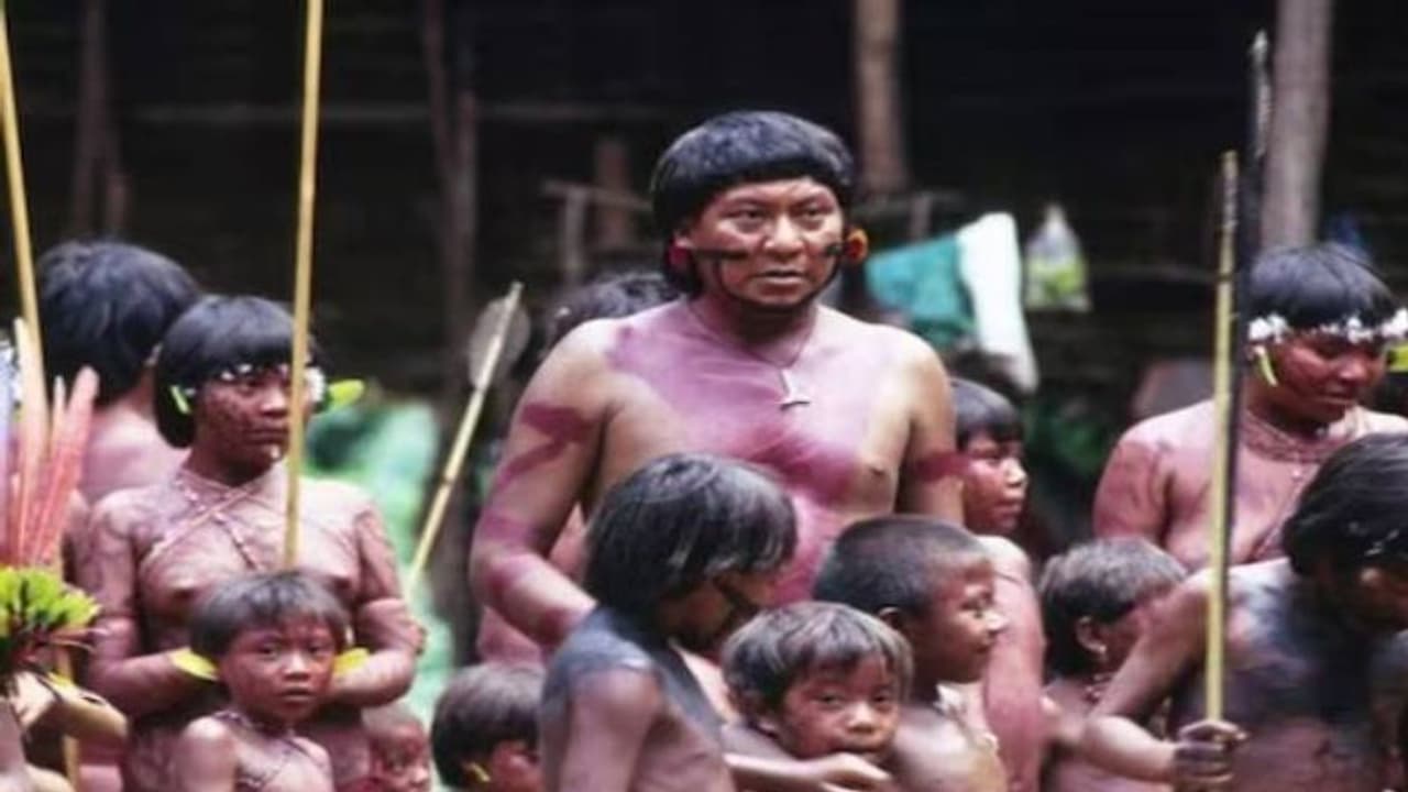 മരിച്ച പ്രിയപ്പെട്ടവരുടെ ചാരത്തിൽ നിന്ന് പഴം സൂപ്പ് ഉണ്ടാക്കി കുടിക്കുന്ന ജനങ്ങൾ