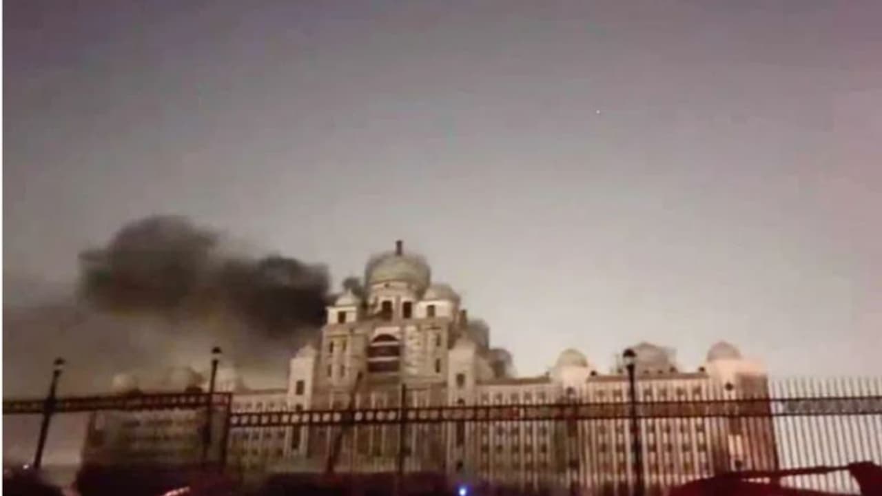 ഉദ്ഘാടനത്തിന് ദിവസങ്ങൾ മാത്രം; തെലങ്കാനയിലെ പുതിയ സെക്രട്ടേറിയറ്റ് കെട്ടിടത്തിന് തീപിടിച്ചു ഉദ്ഘാടനത്തിന് ദിവസങ്ങൾ മാത്രം; തെലങ്കാനയിലെ പുതിയ സെക്രട്ടേറിയറ്റ് കെട്ടിടത്തിന് തീപിടിച്ചു