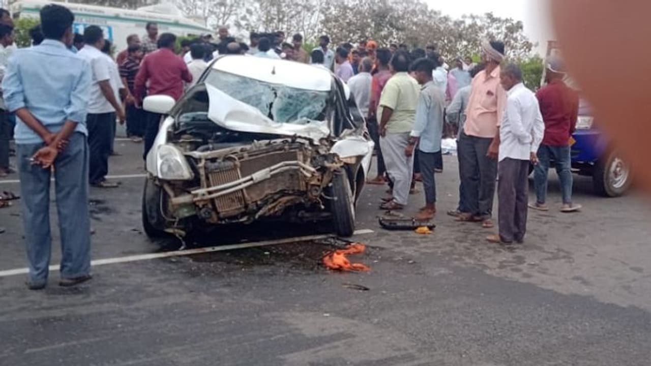 ಶಿಗ್ಗಾಂವಿ ಬಳಿ ಭೀಕರ ಅಪಘಾತ: ಮೈಲಾರಲಿಂಗನ ದರ್ಶನಕ್ಕೆ ಹೊರಟ್ಟಿದ್ದ ಇಬ್ಬರು ಭಕ್ತರ ದುರ್ಮರಣ ಶಿಗ್ಗಾಂವಿ ಬಳಿ ಭೀಕರ ಅಪಘಾತ: ಮೈಲಾರಲಿಂಗನ ದರ್ಶನಕ್ಕೆ ಹೊರಟ್ಟಿದ್ದ ಇಬ್ಬರು ಭಕ್ತರ ದುರ್ಮರಣ