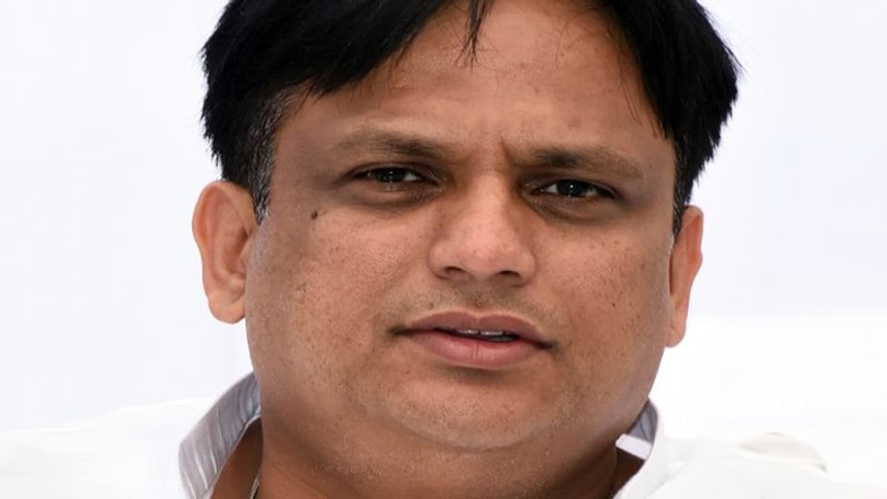 ನನಗೂ ಮಂತ್ರಿಯಾಗೋ ಆಸೆ ಇದೆ: ಡಾ.ಅಜಯ್ ಸಿಂಗ್ ನನಗೂ ಮಂತ್ರಿಯಾಗೋ ಆಸೆ ಇದೆ: ಡಾ.ಅಜಯ್ ಸಿಂಗ್