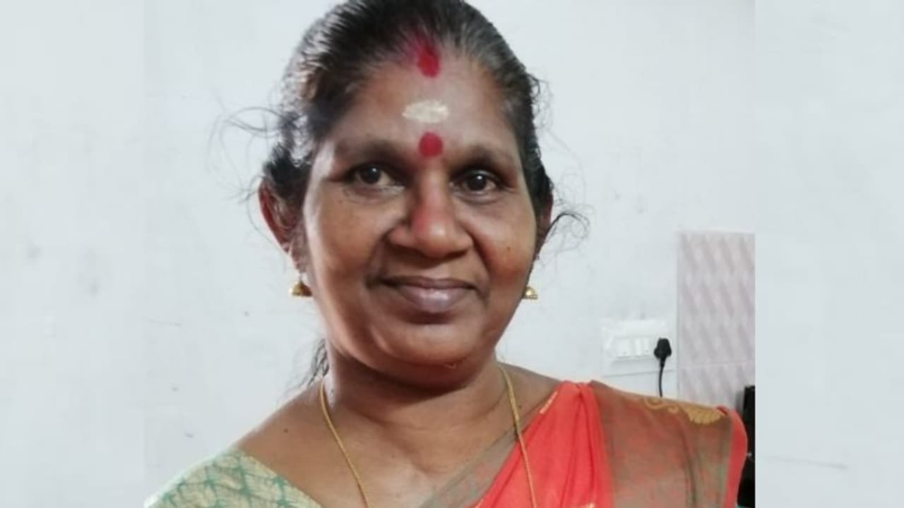 തേങ്ങ പറിക്കാൻ ശ്രമിക്കുന്നതിനിടെ ദാരുണാന്ത്യം; തൃശൂരിൽ വീടിന്‍റെ ടെറസിൽ നിന്ന് വീണ് വീട്ടമ്മ മരിച്ചു