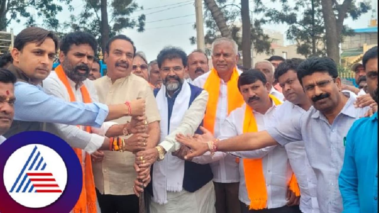 ಶಾಸಕರ ಹೆಗಲ ಮೇಲೆ ಶನಿಮಹಾತ್ಮ ಕುಳಿತಿದ್ದಾನೆ: ಸಂಸದ ಮುನಿಸ್ವಾಮಿ ಶಾಸಕರ ಹೆಗಲ ಮೇಲೆ ಶನಿಮಹಾತ್ಮ ಕುಳಿತಿದ್ದಾನೆ: ಸಂಸದ ಮುನಿಸ್ವಾಮಿ