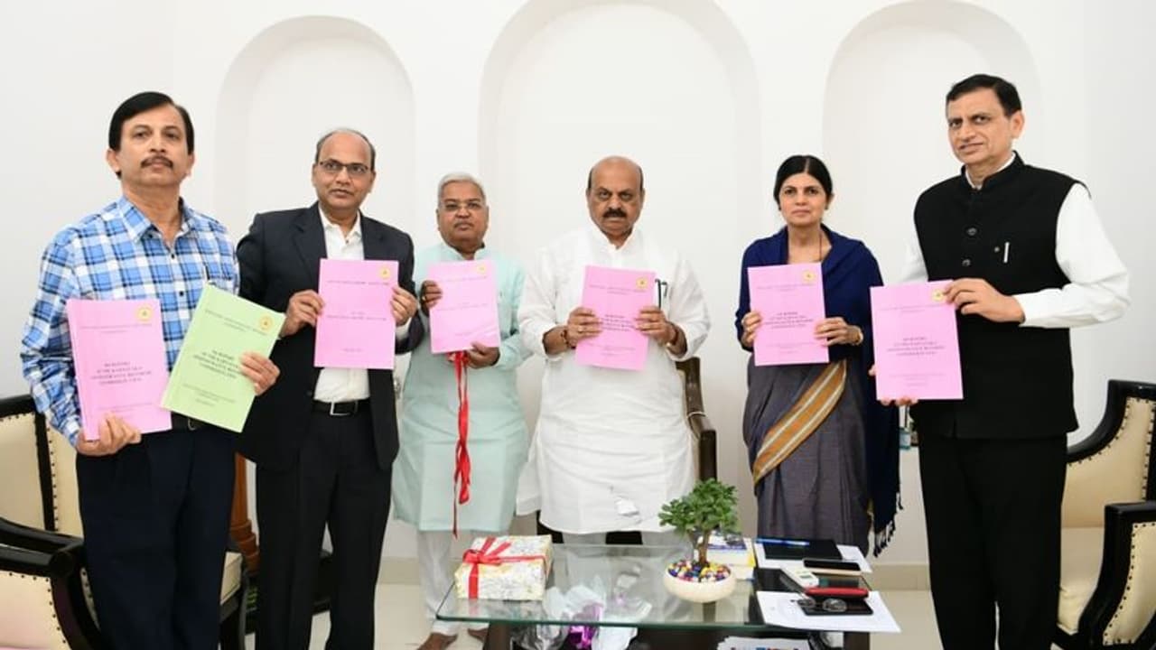 ಅಪೌಷ್ಠಿಕ ಮಕ್ಕಳಿಗೆ ವಾರಕ್ಕೆ 2ರ ಬದಲಿಗೆ 5 ಮೊಟ್ಟೆ ನೀಡಿ: ಆಡಳಿತ ಸುಧಾರಣಾ ಆಯೋಗದಿಂದ ವರದಿ ಸಲ್ಲಿಕೆ ಅಪೌಷ್ಠಿಕ ಮಕ್ಕಳಿಗೆ ವಾರಕ್ಕೆ 2ರ ಬದಲಿಗೆ 5 ಮೊಟ್ಟೆ ನೀಡಿ: ಆಡಳಿತ ಸುಧಾರಣಾ ಆಯೋಗದಿಂದ ವರದಿ ಸಲ್ಲಿಕೆ