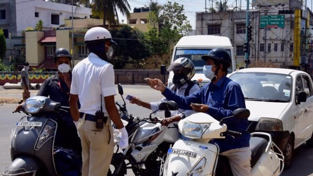 ವಾಹನ ವಿಮೆ ನವೀಕರಣಕ್ಕೆ ಪೊಲೀಸ್ ಎನ್ಒಸಿ ಕಡ್ಡಾಯ?: ಸರ್ಕಾರಕ್ಕೆ ಸಂಚಾರ ಪೊಲೀಸರಿಂದ ಮನವಿ ಸಲ್ಲಿಕೆ ವಾಹನ ವಿಮೆ ನವೀಕರಣಕ್ಕೆ ಪೊಲೀಸ್ ಎನ್ಒಸಿ ಕಡ್ಡಾಯ?: ಸರ್ಕಾರಕ್ಕೆ ಸಂಚಾರ ಪೊಲೀಸರಿಂದ ಮನವಿ ಸಲ್ಲಿಕೆ