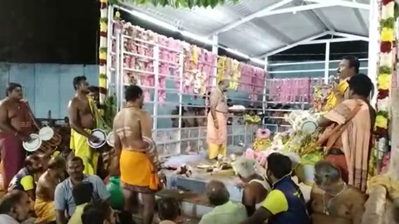 ஆனைமலை மாசாணியம்மன் கோவில் மயான பூஜை.. வாயில் எலும்பு கவ்வியபடி ஆக்ரோஷமான நடனம்.. வைரல் வீடியோ.!