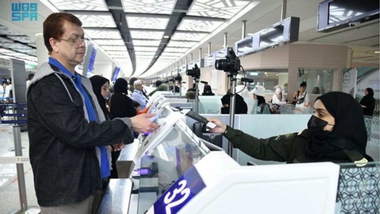 പുതിയ സൗജന്യ വിസയില് ആളുകള് സൗദിയില് എത്തിത്തുടങ്ങി; വാഹനങ്ങള് വാടകയ്ക്ക് എടുത്ത് സഞ്ചരിക്കാനും അനുമതി പുതിയ സൗജന്യ വിസയില് ആളുകള് സൗദിയില് എത്തിത്തുടങ്ങി; വാഹനങ്ങള് വാടകയ്ക്ക് എടുത്ത് സഞ്ചരിക്കാനും അനുമതി