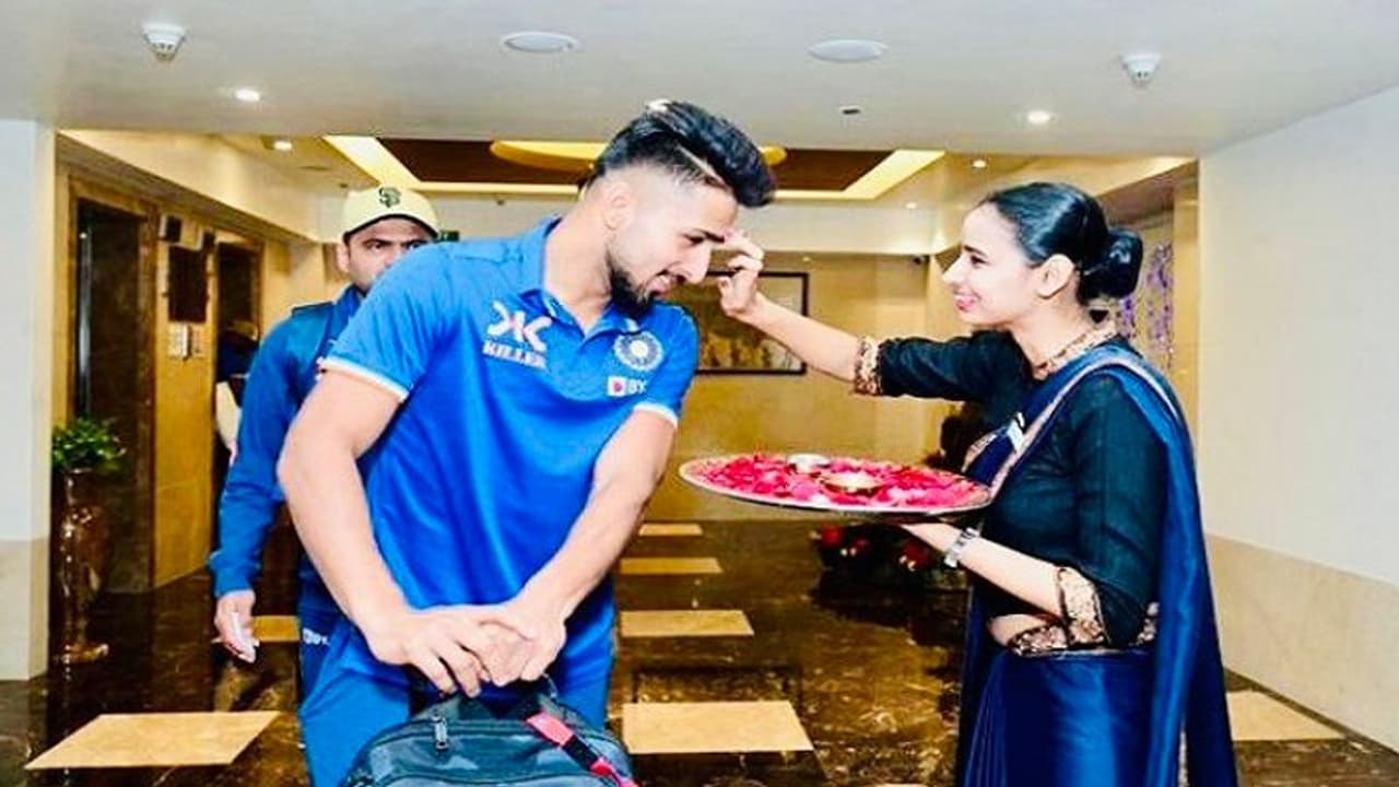 நெற்றியில் திலகமிட மறுப்பு தெரிவித்த சிராஜ், உம்ரான்: டுவிட்டரில் நடக்கும் கடுமையான விவாதம்!