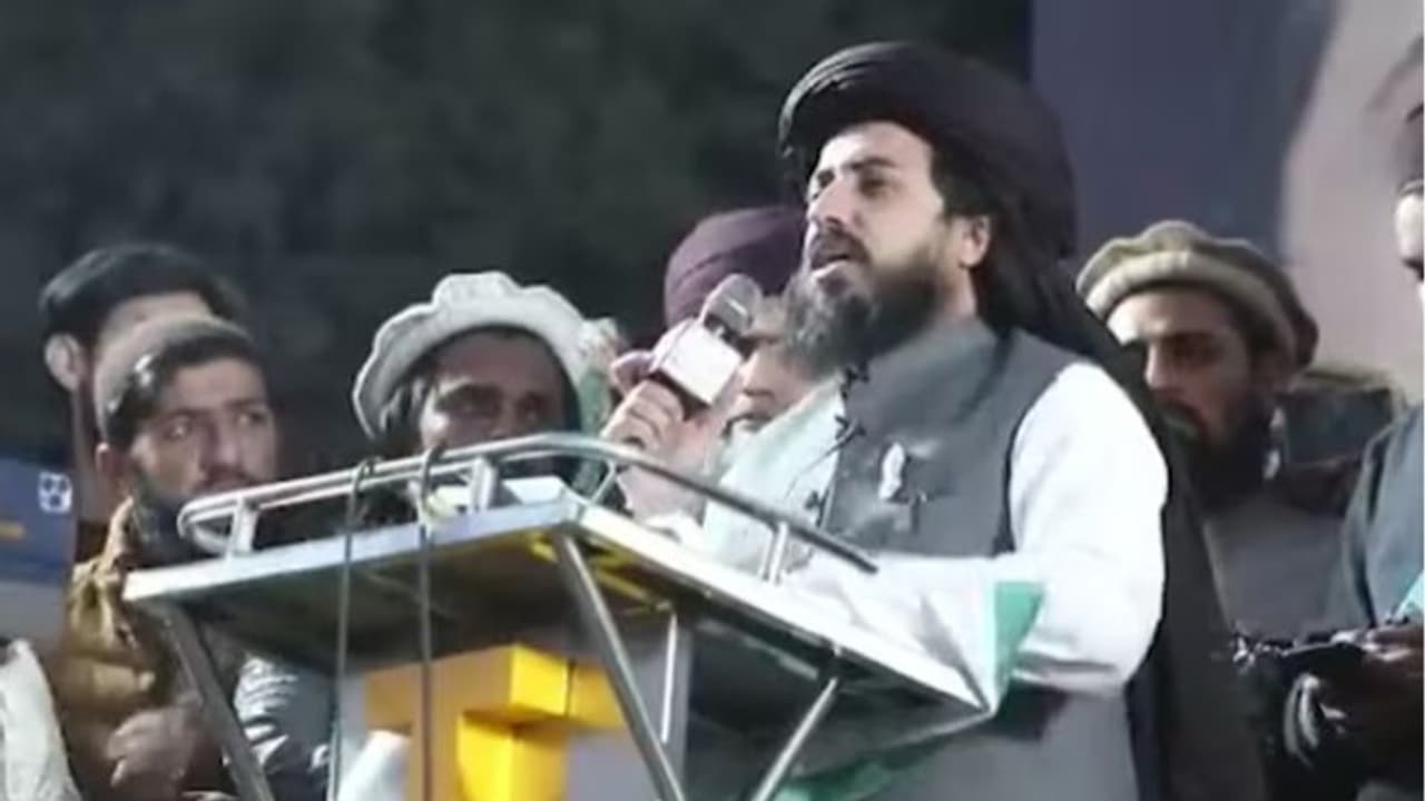 'യാചന വേണ്ട, ഒരു കൈയിൽ ഖുർആനും മറുകയ്യിൽ അണുബോംബുമായി ചെല്ലൂ, സാമ്പത്തിക പ്രതിസന്ധി മറികടക്കാം': പാക് നേതാവ്