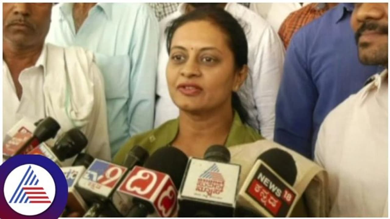 ವಿನಯ ಕುಲಕರ್ಣಿ ಧಾರವಾಡ ಗ್ರಾಮೀಣ ಕ್ಷೇತ್ರದ ಆಕಾಂಕ್ಷಿ, ಹಾನಗಲ್ ಅಲ್ಲ: ಪತ್ನಿ ಶಿವಲೀಲಾ ಸ್ಪಷ್ಟನೆ ವಿನಯ ಕುಲಕರ್ಣಿ ಧಾರವಾಡ ಗ್ರಾಮೀಣ ಕ್ಷೇತ್ರದ ಆಕಾಂಕ್ಷಿ, ಹಾನಗಲ್ ಅಲ್ಲ: ಪತ್ನಿ ಶಿವಲೀಲಾ ಸ್ಪಷ್ಟನೆ