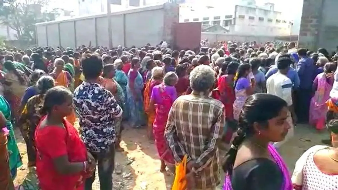 చీరల పంపిణీ కార్యక్రమంలో తొక్కిసలాట.. నలుగురు మహిళలు దుర్మరణం చీరల పంపిణీ కార్యక్రమంలో తొక్కిసలాట.. నలుగురు మహిళలు దుర్మరణం