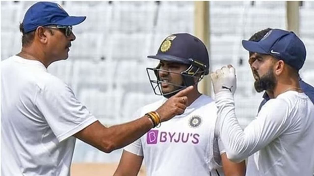 ரோஹித் கேம்ப், கோலி கேம்ப்னு 2 கேங்கா பிரிந்த இந்திய அணி..! சாமர்த்தியமாக கையாண்ட சாஸ்திரி ரோஹித் கேம்ப், கோலி கேம்ப்னு 2 கேங்கா பிரிந்த இந்திய அணி..! சாமர்த்தியமாக கையாண்ட சாஸ்திரி