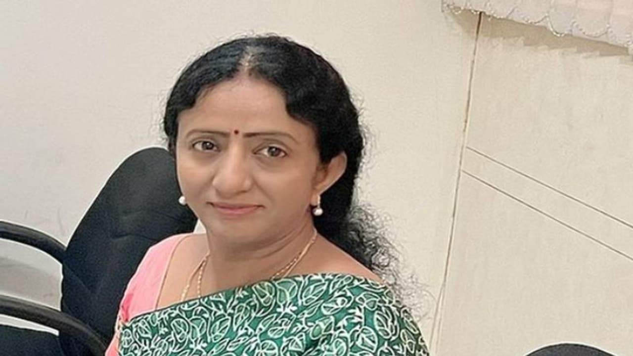 నా కొడుకు కనిపించడం లేదు.. డీజీపీ కార్యాలయానికి కేసీఆర్ అన్న కూతురు రమ్యరావు.. నా కొడుకు కనిపించడం లేదు.. డీజీపీ కార్యాలయానికి కేసీఆర్ అన్న కూతురు రమ్యరావు..