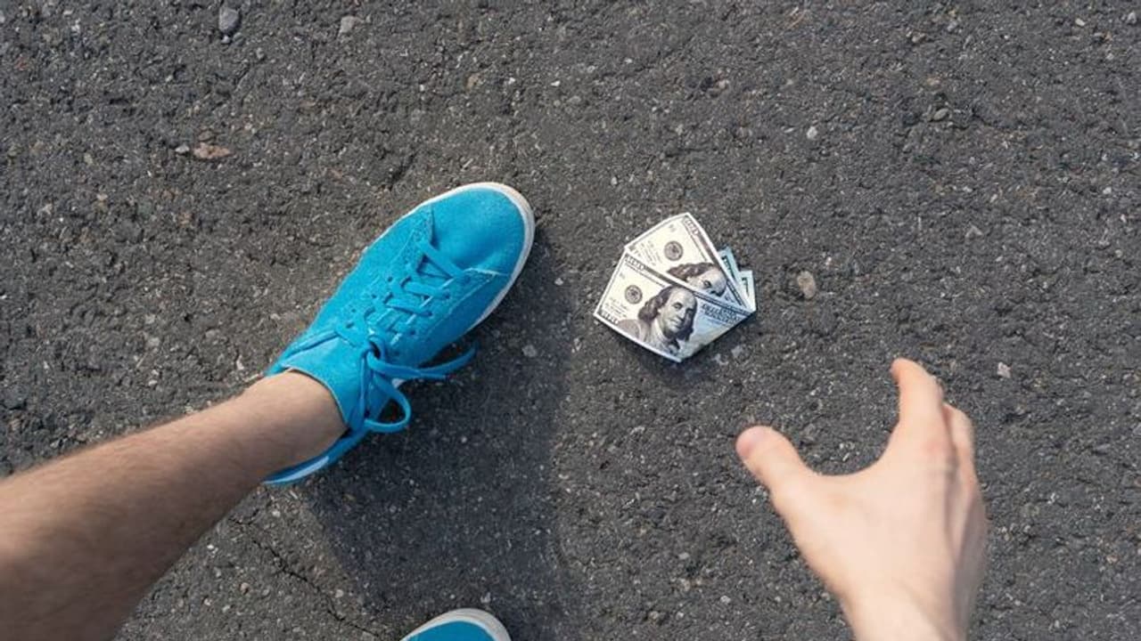 വഴിയില് പണം കണ്ടേക്കാം, ഒരിക്കലും എടുക്കരുത്; മരണം വരെ സംഭവിച്ചേക്കാമെന്ന് പൊലീസ്! വഴിയില് പണം കണ്ടേക്കാം, ഒരിക്കലും എടുക്കരുത്; മരണം വരെ സംഭവിച്ചേക്കാമെന്ന് പൊലീസ്!