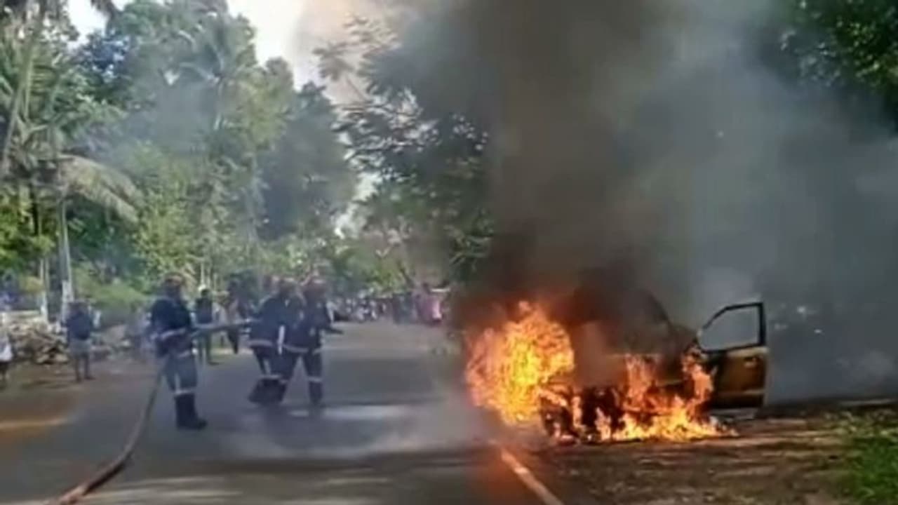 എറണാകുളത്ത് ഓടിക്കൊണ്ടിരുന്ന കാര്‍ കത്തി നശിച്ചു: ഡ്രൈവര്‍ അത്ഭുതകമായി രക്ഷപ്പെട്ടു 