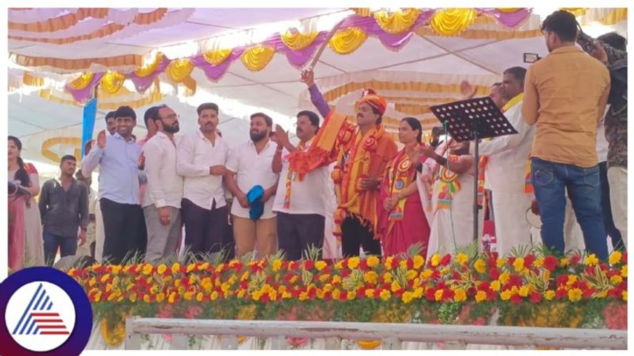 Chitradurga: ಹಿರಿಯೂರಿನ ಪ್ರಮುಖ ಬೀದಿಗಳಲ್ಲಿ ಗಾಲಿ ಜನಾರ್ಧನ ರೆಡ್ಡಿ ಭರ್ಜರಿ ರೋಡ್ ಶೋ Chitradurga: ಹಿರಿಯೂರಿನ ಪ್ರಮುಖ ಬೀದಿಗಳಲ್ಲಿ ಗಾಲಿ ಜನಾರ್ಧನ ರೆಡ್ಡಿ ಭರ್ಜರಿ ರೋಡ್ ಶೋ