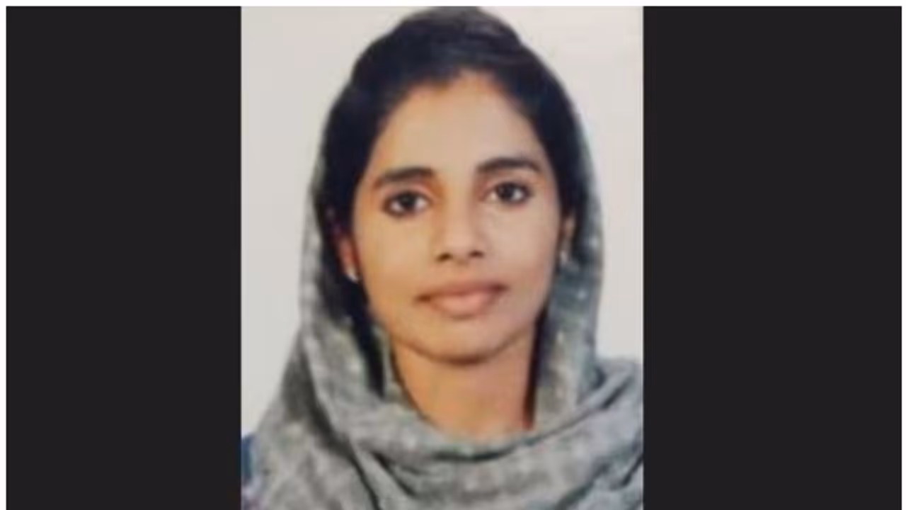 കോഴിക്കോട് സ്വകാര്യ ബസ് സ്കൂട്ടറിലിടിച്ച് എൻജിനീയറിങ് വിദ്യാര്ഥിനിക്ക് ദാരുണാന്ത്യം കോഴിക്കോട് സ്വകാര്യ ബസ് സ്കൂട്ടറിലിടിച്ച് എൻജിനീയറിങ് വിദ്യാര്ഥിനിക്ക് ദാരുണാന്ത്യം