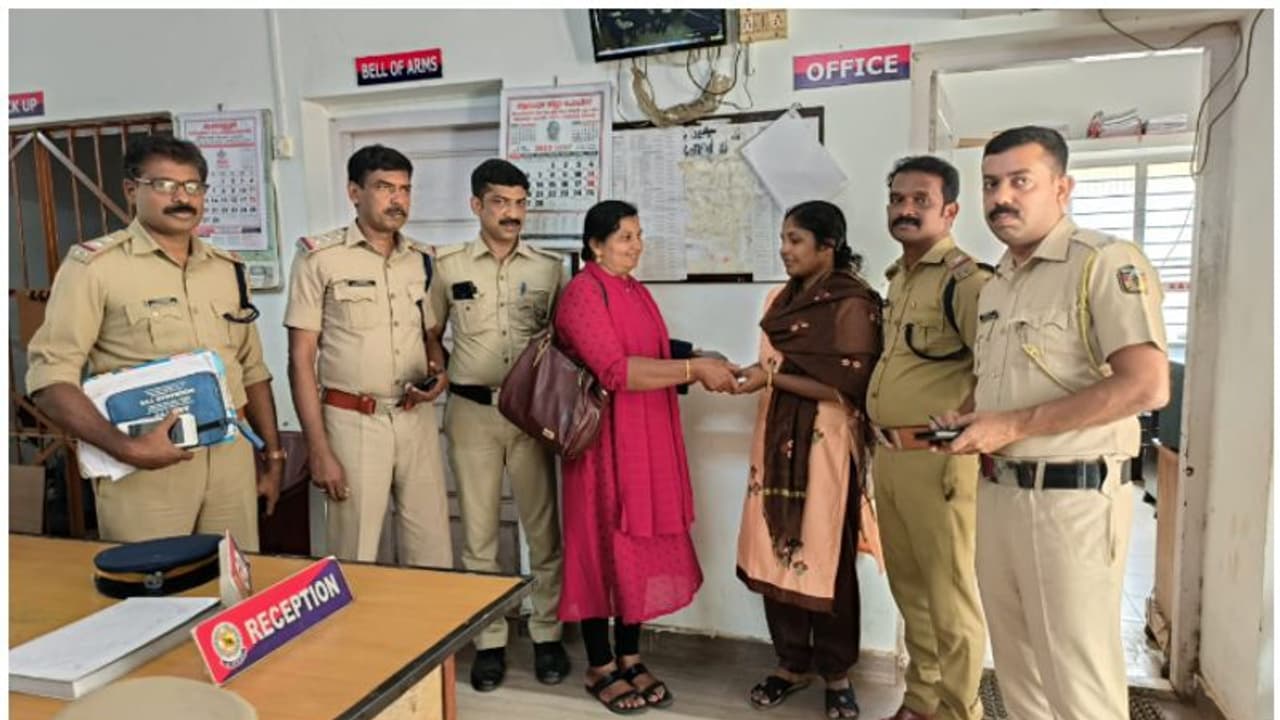 ചാഞ്ചാടിയില്ല മനസ്സ്; വീണുകിട്ടിയ 10 പവൻ സ്വർണവും പണവും ഉടമക്ക് തിരികെ നൽകി വീട്ടമ്മ ചാഞ്ചാടിയില്ല മനസ്സ്; വീണുകിട്ടിയ 10 പവൻ സ്വർണവും പണവും ഉടമക്ക് തിരികെ നൽകി വീട്ടമ്മ