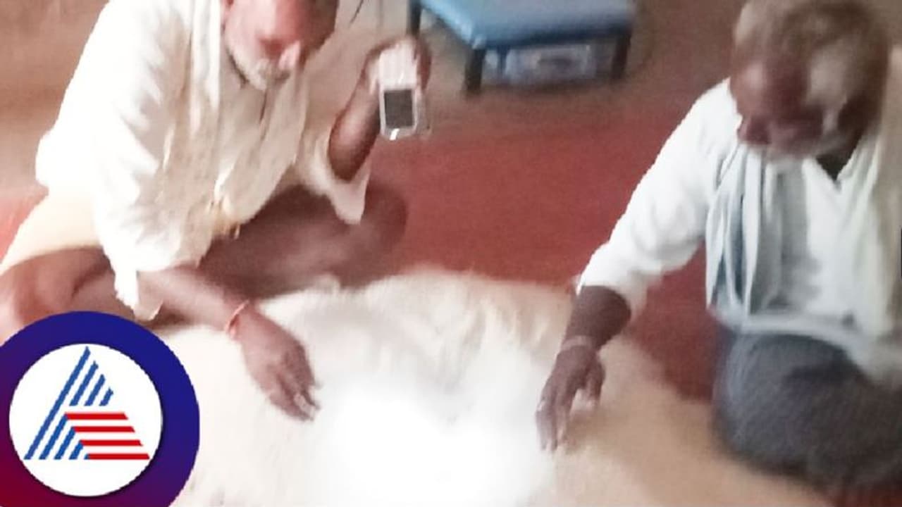 ಬಡವರ ಅನ್ನಕ್ಕೆ ವಿಷ: ಪಡಿತರ ಅಕ್ಕಿಯಲ್ಲಿ ರಸಗೊಬ್ಬರದ ಹರಳು ಪತ್ತೆ! ಬಡವರ ಅನ್ನಕ್ಕೆ ವಿಷ: ಪಡಿತರ ಅಕ್ಕಿಯಲ್ಲಿ ರಸಗೊಬ್ಬರದ ಹರಳು ಪತ್ತೆ!