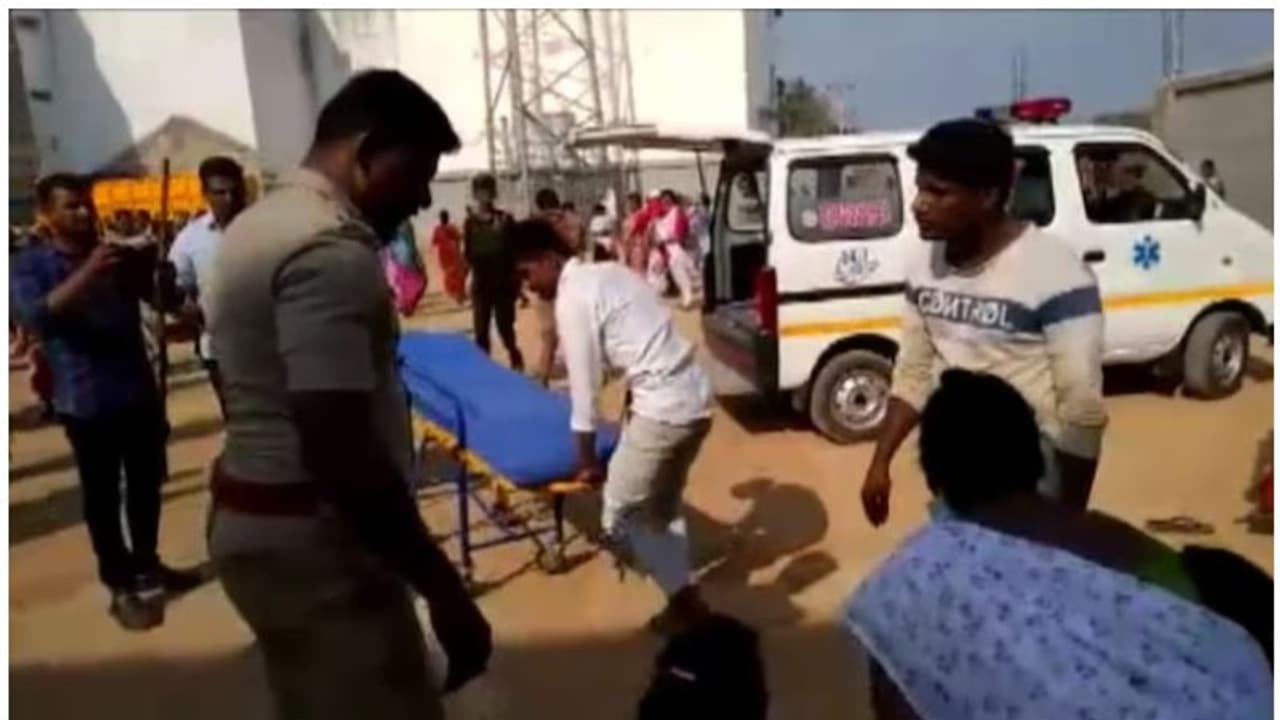 സൗജന്യ സാരി, മുണ്ട് വിതരണം; തിരക്കിൽപ്പെട്ട് നാല് സ്ത്രീകൾക്ക് ദാരുണാന്ത്യം, 11 പേർക്ക് പരിക്ക്