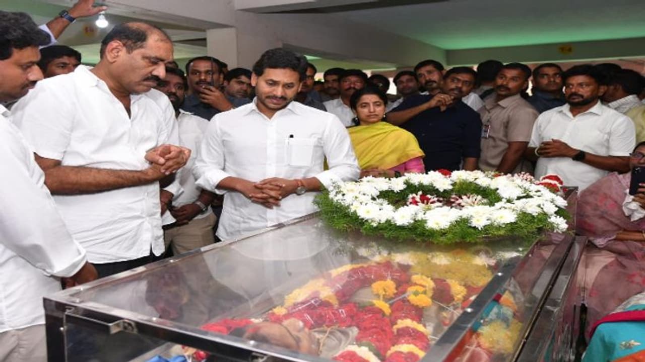 ఎమ్మెల్సీ తలశిల రఘురాం భార్య కన్నుమూత.. భౌతికకాయానికి సీఎం జగన్ దంపతుల నివాళి.. ఎమ్మెల్సీ తలశిల రఘురాం భార్య కన్నుమూత.. భౌతికకాయానికి సీఎం జగన్ దంపతుల నివాళి..