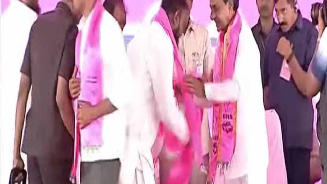 నాందేడ్లో కేసీఆర్ సభ: బీఆర్ఎస్లో చేరిన మరాఠా నేతలు నాందేడ్లో కేసీఆర్ సభ: బీఆర్ఎస్లో చేరిన మరాఠా నేతలు