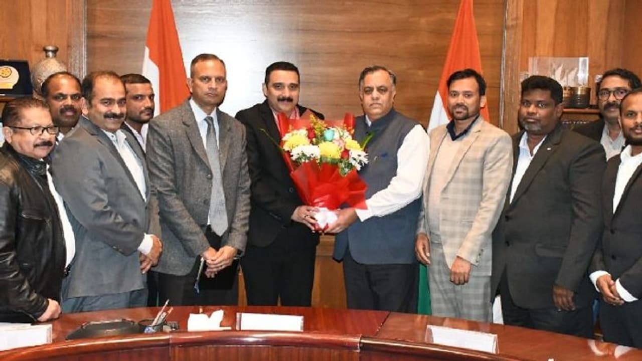 പുതുതായി നിയമിതനായി അംബാസഡറെ ഇന്ത്യൻ മീഡിയ ഫോറം സ്വീകരിച്ചു പുതുതായി നിയമിതനായി അംബാസഡറെ ഇന്ത്യൻ മീഡിയ ഫോറം സ്വീകരിച്ചു