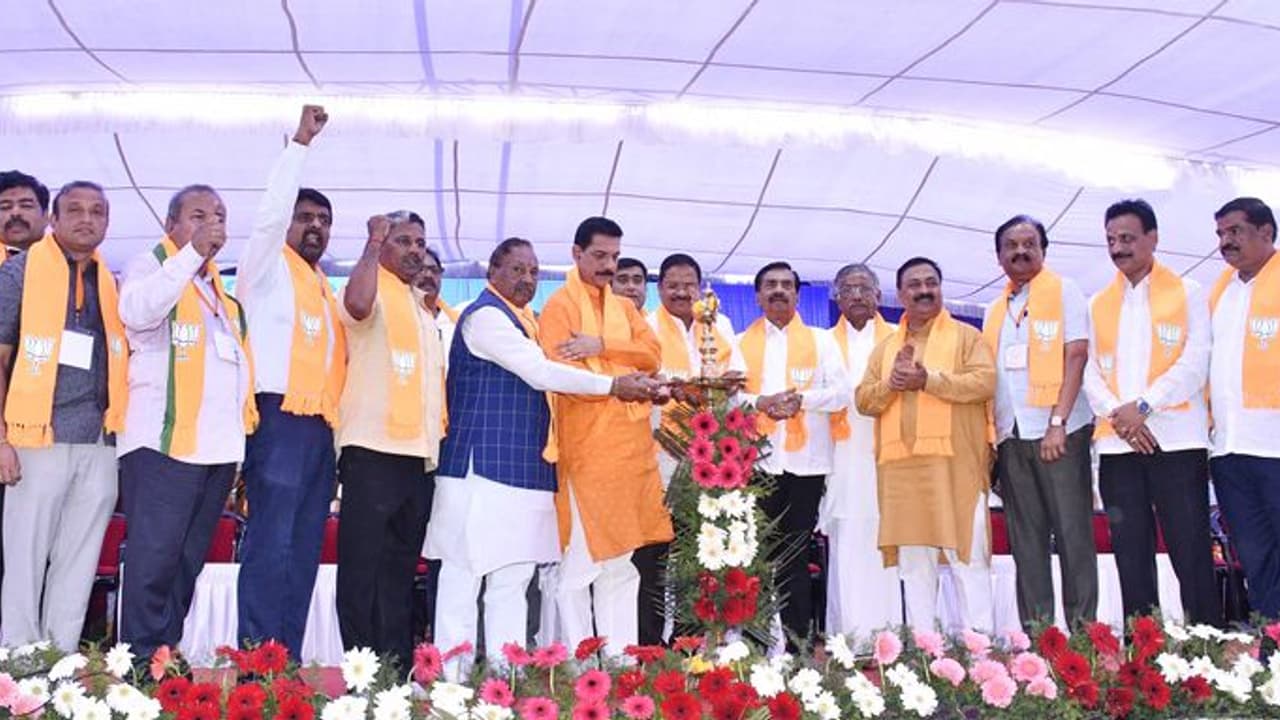 ಬಿಸಿಲಿಗೆ ಪಂಚರತ್ನ ಯಾತ್ರೆ ಪಂಚರ್ ಆಗಿದೆ; ಪ್ರಜಾಧ್ವನಿಯಾತ್ರೆ ಬ್ರೇಕ್ ಫೇಲ್ ಆಗಿದೆ: ಕಟೀಲ್ ವ್ಯಂಗ್ಯ ಬಿಸಿಲಿಗೆ ಪಂಚರತ್ನ ಯಾತ್ರೆ ಪಂಚರ್ ಆಗಿದೆ; ಪ್ರಜಾಧ್ವನಿಯಾತ್ರೆ ಬ್ರೇಕ್ ಫೇಲ್ ಆಗಿದೆ: ಕಟೀಲ್ ವ್ಯಂಗ್ಯ