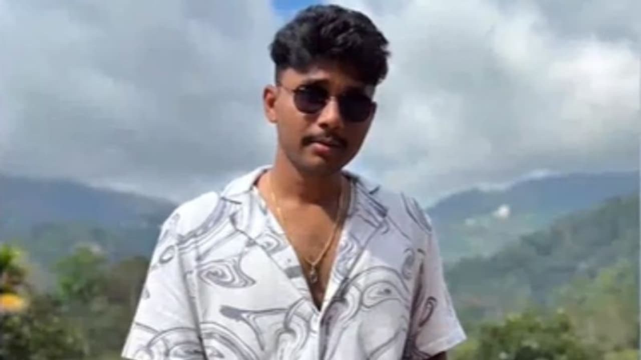 സെൽഫി എടുക്കുന്നതിനിടെ വെള്ളച്ചാട്ടത്തിൽ തെന്നിവീണു; 20 കാരന്റെ മൃതദേഹം കണ്ടെത്തി സെൽഫി എടുക്കുന്നതിനിടെ വെള്ളച്ചാട്ടത്തിൽ തെന്നിവീണു; 20 കാരന്റെ മൃതദേഹം കണ്ടെത്തി