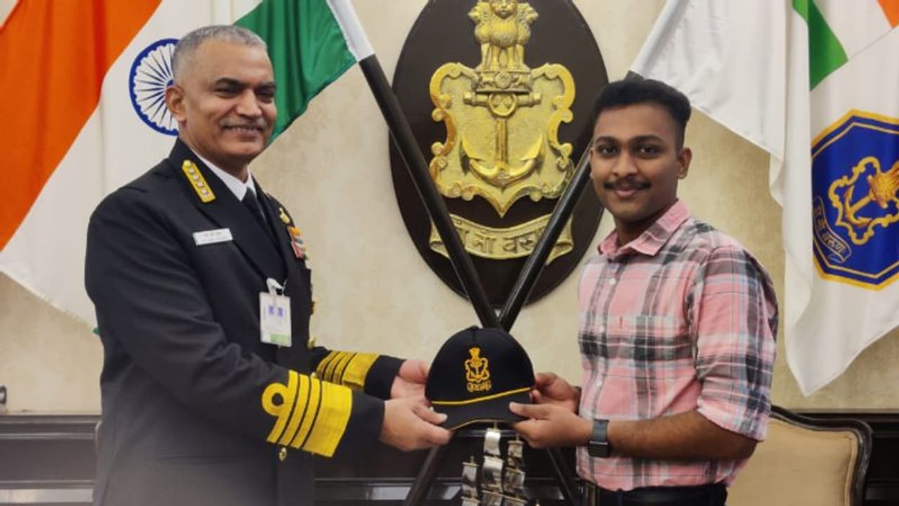 നാവിക സേനാ കപ്പലുകളുടെ മിനിയേച്ചറിലൂടെ വൈറലായ ആരോമലിന് ഒടുവില്‍ കേന്ദ്രത്തിന്‍റെ അനുമോദനം