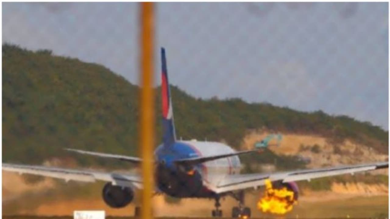 రష్యా విమానం టేకాఫ్ అవుతుండగా మంటలు.. ఫ్లైట్లో 300 మంది ప్రయాణికులు (వీడియో) రష్యా విమానం టేకాఫ్ అవుతుండగా మంటలు.. ఫ్లైట్లో 300 మంది ప్రయాణికులు (వీడియో)