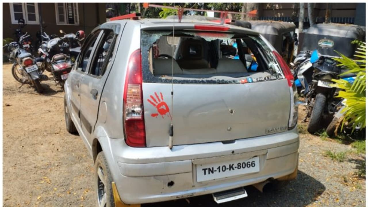 ചില്ലുകൾ തകർന്നനിലയിൽ റോഡരികിൽ ഉപേക്ഷിച്ച നിലയിൽ കാർ, ഉള്ളിൽ വെട്ടുകത്തി; കസ്റ്റഡിയിലെടുത്ത് പൊലീസ് ചില്ലുകൾ തകർന്നനിലയിൽ റോഡരികിൽ ഉപേക്ഷിച്ച നിലയിൽ കാർ, ഉള്ളിൽ വെട്ടുകത്തി; കസ്റ്റഡിയിലെടുത്ത് പൊലീസ്