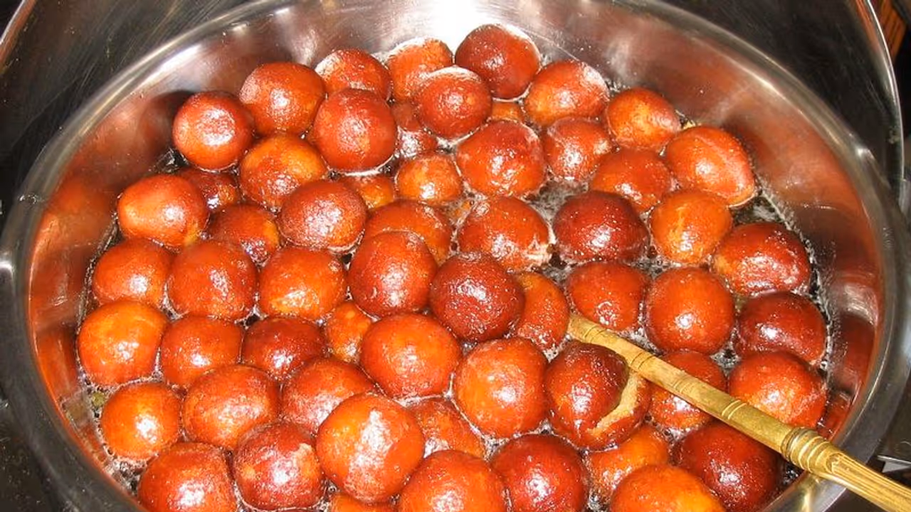 என்ன! நிலக்கடலை வைத்து குலோப் ஜாமுனா! பார்க்கலாம் வாங்க! என்ன! நிலக்கடலை வைத்து குலோப் ஜாமுனா! பார்க்கலாம் வாங்க!