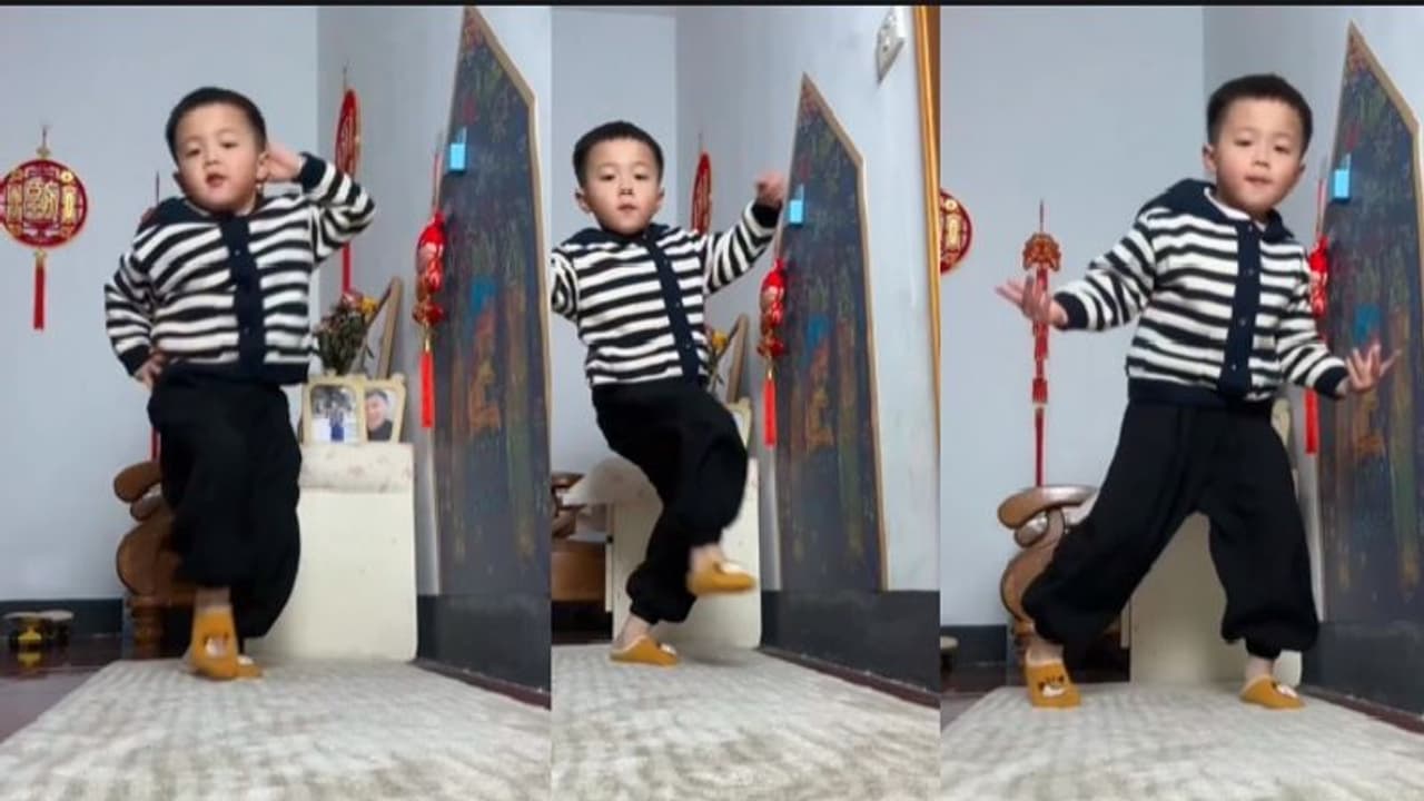 ಚೀನಾದ ಪೋರನ ಬಾಲಿವುಡ್ ಪ್ರೇಮ... ಹಿಂದಿ ಹಾಡಿಗೆ ಸಖತ್ ಸ್ಪೆಫ್ ಚೀನಾದ ಪೋರನ ಬಾಲಿವುಡ್ ಪ್ರೇಮ... ಹಿಂದಿ ಹಾಡಿಗೆ ಸಖತ್ ಸ್ಪೆಫ್