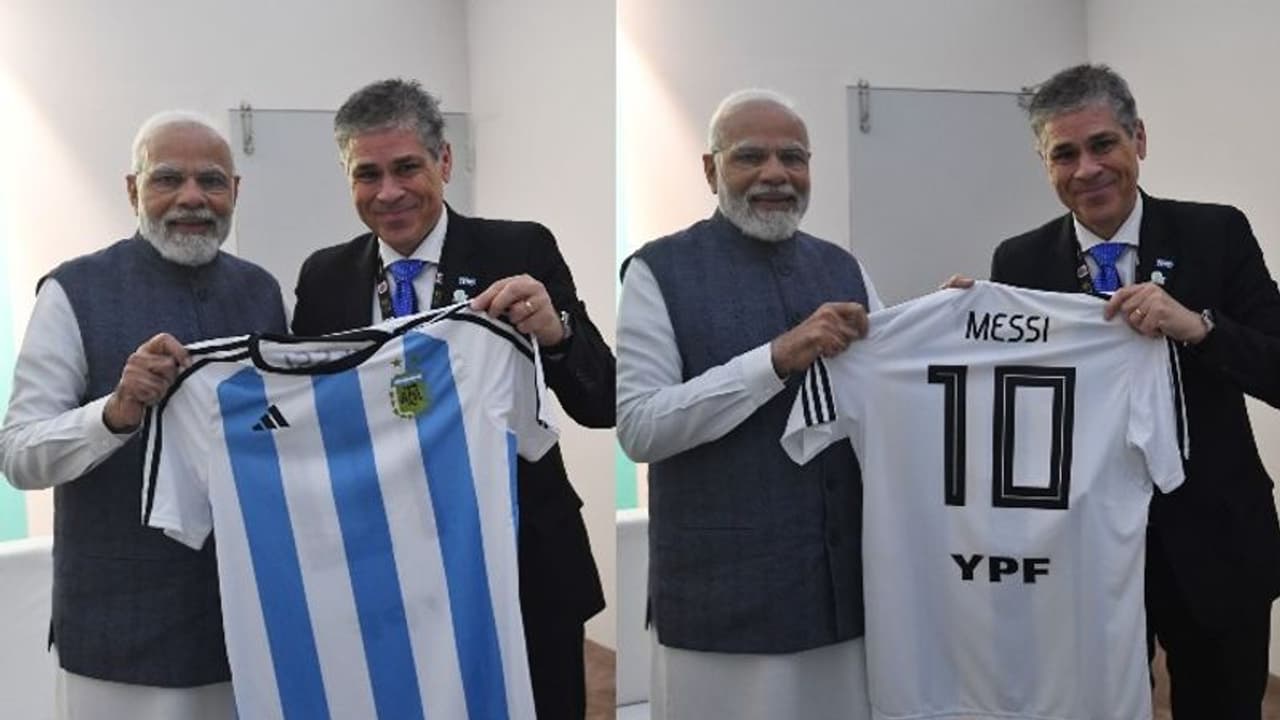 இந்தியா எரிசக்தி வார மாநாடு: பிரதமர் நரேந்திர மோடிக்கு மெஸ்ஸி டிஷர்ட் பரிசு