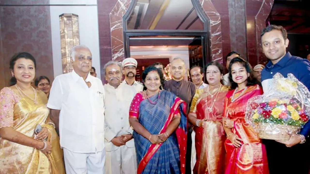 தயாரிப்பாளர் அபிராமி ராமநாதன் இல்லதிருமண வரவேற்பு..! அரசியல் தலைவர்கள் பிரபலங்கள் நேரில் வாழ்த்து! தயாரிப்பாளர் அபிராமி ராமநாதன் இல்லதிருமண வரவேற்பு..! அரசியல் தலைவர்கள் பிரபலங்கள் நேரில் வாழ்த்து!