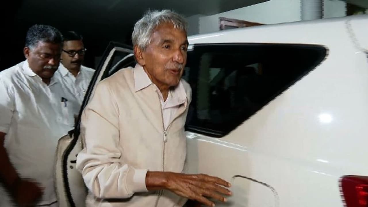 പനിയും ചുമയും ശ്വാസതടസവും മാറിയാല് ഉമ്മൻചാണ്ടിയെ ബെംഗളൂരുവിലേക്ക് മാറ്റും; എയർ ആംബുലൻസിൽ കൊണ്ടുപോകാൻ തീരുമാനം പനിയും ചുമയും ശ്വാസതടസവും മാറിയാല് ഉമ്മൻചാണ്ടിയെ ബെംഗളൂരുവിലേക്ക് മാറ്റും; എയർ ആംബുലൻസിൽ കൊണ്ടുപോകാൻ തീരുമാനം