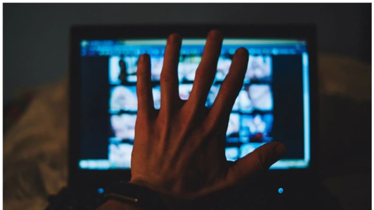 യുവതിയുടെ ഫോട്ടോയും ഫോണ്‍ നമ്പറും പോൺസൈറ്റിൽ; യുവാവിനെതിരെ കേസില്ല, 'ഒത്തുതീര്‍പ്പാക്കി കൂടെ' എന്ന് പൊലീസ്