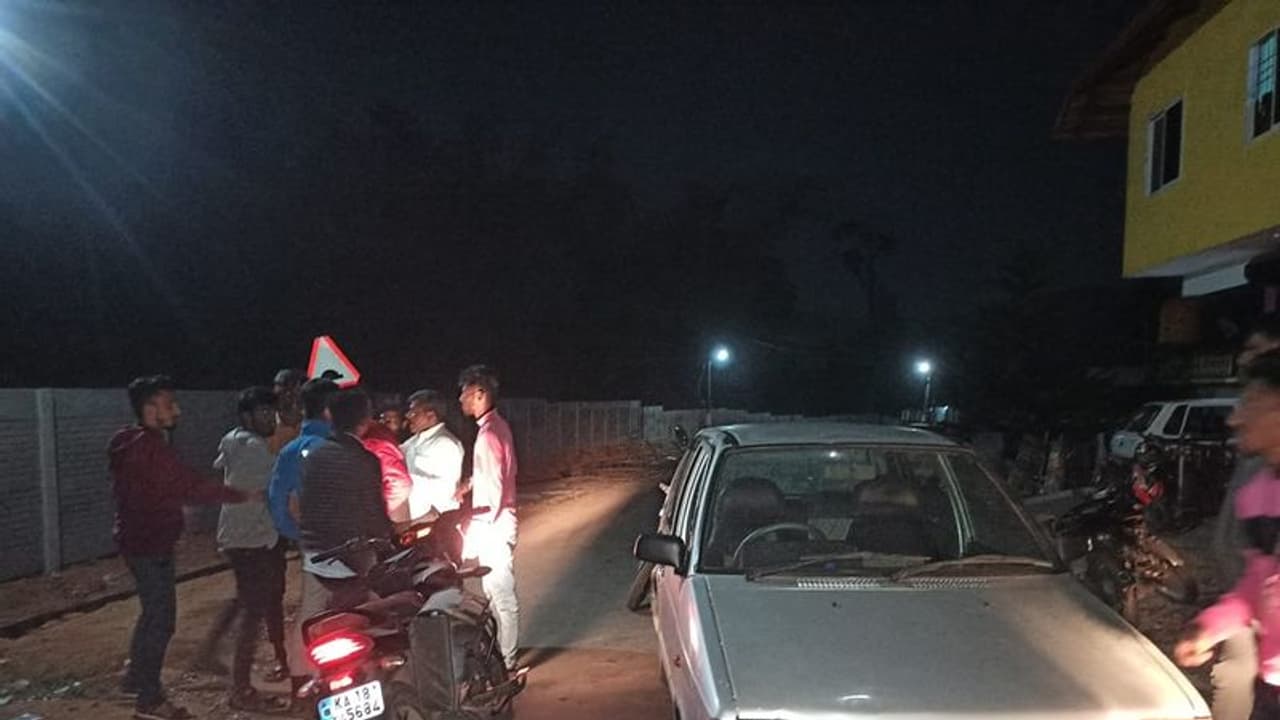 ಶೃಂಗೇರಿಯಲ್ಲಿ ಮುಂದುವರಿದ ಹಾಲಿ ಮಾಜಿ ಎಂಎಲ್ಎ ಬೆಂಬಲಿಗರ ಹೊಡೆದಾಟ: ಬಿಜೆಪಿ ಕಾರ್ಯಕರ್ತರ ಮೇಲೆ ಕಾಂಗ್ರೆಸ್ಸಿಗರಿಂದ ಹಲ್ಲೆ ಶೃಂಗೇರಿಯಲ್ಲಿ ಮುಂದುವರಿದ ಹಾಲಿ ಮಾಜಿ ಎಂಎಲ್ಎ ಬೆಂಬಲಿಗರ ಹೊಡೆದಾಟ: ಬಿಜೆಪಿ ಕಾರ್ಯಕರ್ತರ ಮೇಲೆ ಕಾಂಗ್ರೆಸ್ಸಿಗರಿಂದ ಹಲ್ಲೆ