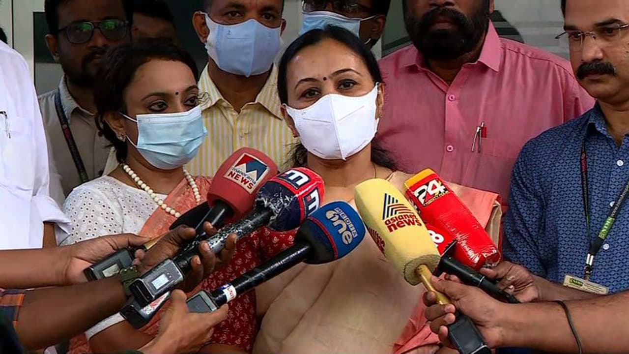 ഉമ്മൻചാണ്ടിയെ ആശുപത്രിയിൽ സന്ദർശിച്ച് ആരോഗ്യമന്ത്രി; മെഡിക്കൽ ബോർഡ് രൂപീകരിക്കും ഉമ്മൻചാണ്ടിയെ ആശുപത്രിയിൽ സന്ദർശിച്ച് ആരോഗ്യമന്ത്രി; മെഡിക്കൽ ബോർഡ് രൂപീകരിക്കും