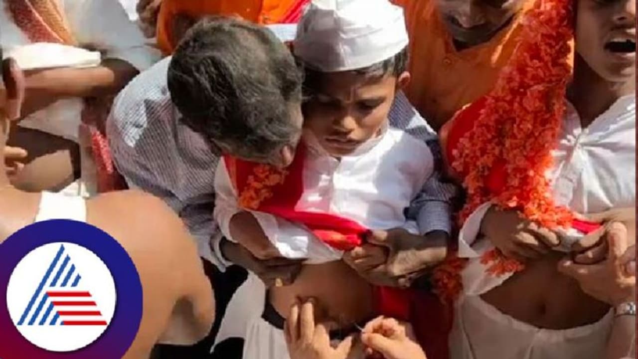 ಉತ್ತರ ಕನ್ನಡ: ಮಾರ್ಕೆಪೂನವ್ ಜಾತ್ರೆಯಲ್ಲಿ ಮಕ್ಕಳ ಹೊಕ್ಕಳಿಗೆ ಸೂಚಿ ಚುಚ್ಚುವ ಹರಕೆ! ಉತ್ತರ ಕನ್ನಡ: ಮಾರ್ಕೆಪೂನವ್ ಜಾತ್ರೆಯಲ್ಲಿ ಮಕ್ಕಳ ಹೊಕ್ಕಳಿಗೆ ಸೂಚಿ ಚುಚ್ಚುವ ಹರಕೆ!