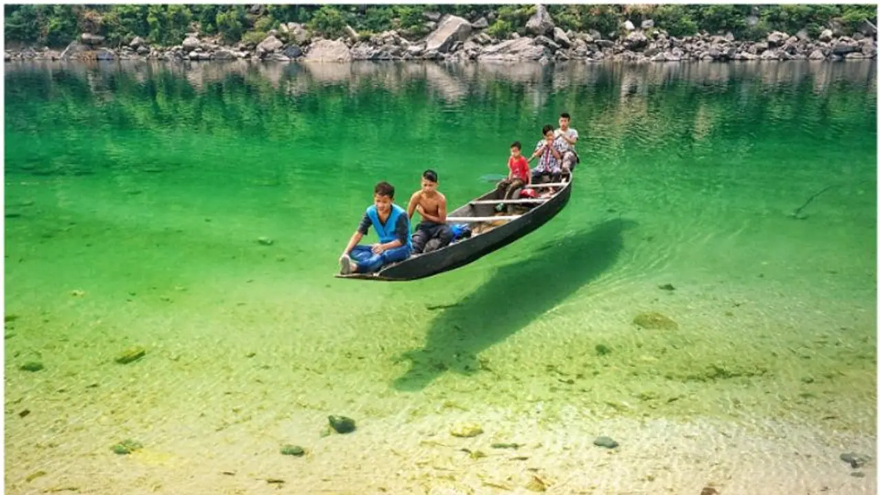 'ഇന്ത്യയിലെ പറക്കുന്ന ബോട്ട്'; സ്ഫടികം പോലെ തെളിഞ്ഞ ജലാശയത്തിലൂടെ നീങ്ങുന്ന ബോട്ടിന്റെ വീഡിയോ! 'ഇന്ത്യയിലെ പറക്കുന്ന ബോട്ട്'; സ്ഫടികം പോലെ തെളിഞ്ഞ ജലാശയത്തിലൂടെ നീങ്ങുന്ന ബോട്ടിന്റെ വീഡിയോ!