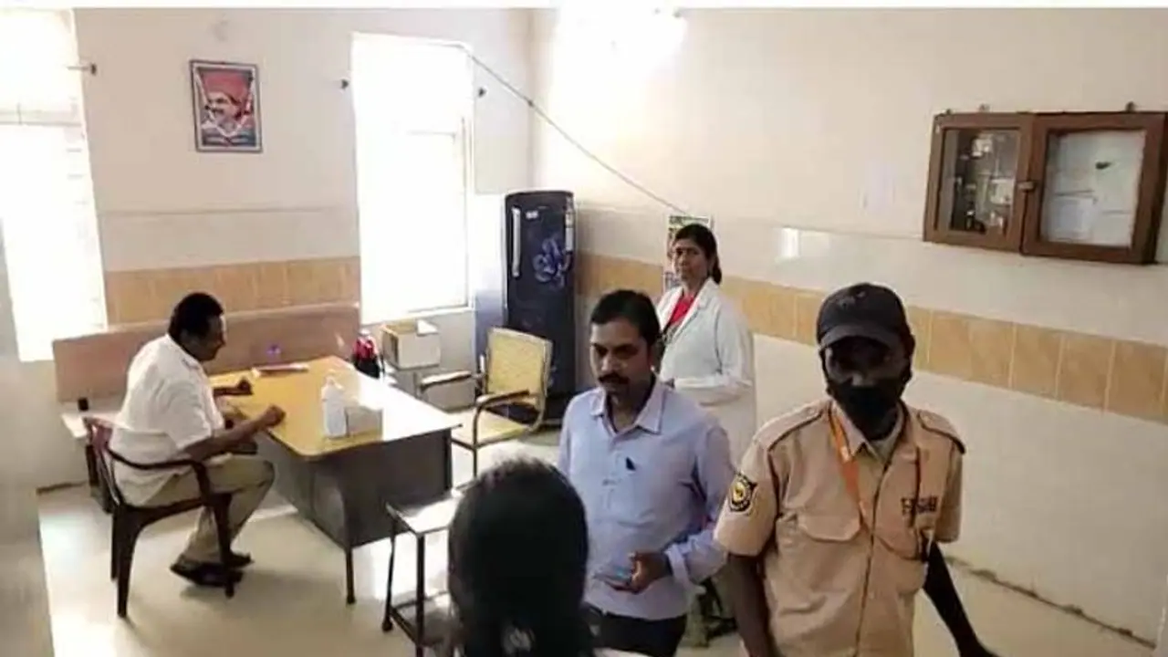 కృష్ణా నాగవరప్పాడులో ఇళ్ల తొలగింపు: మాజీ ఎమ్మెల్యే రావి వెంకటేశ్వరరావు అరెస్ట్, ఉద్రిక్తత కృష్ణా నాగవరప్పాడులో ఇళ్ల తొలగింపు: మాజీ ఎమ్మెల్యే రావి వెంకటేశ్వరరావు అరెస్ట్, ఉద్రిక్తత