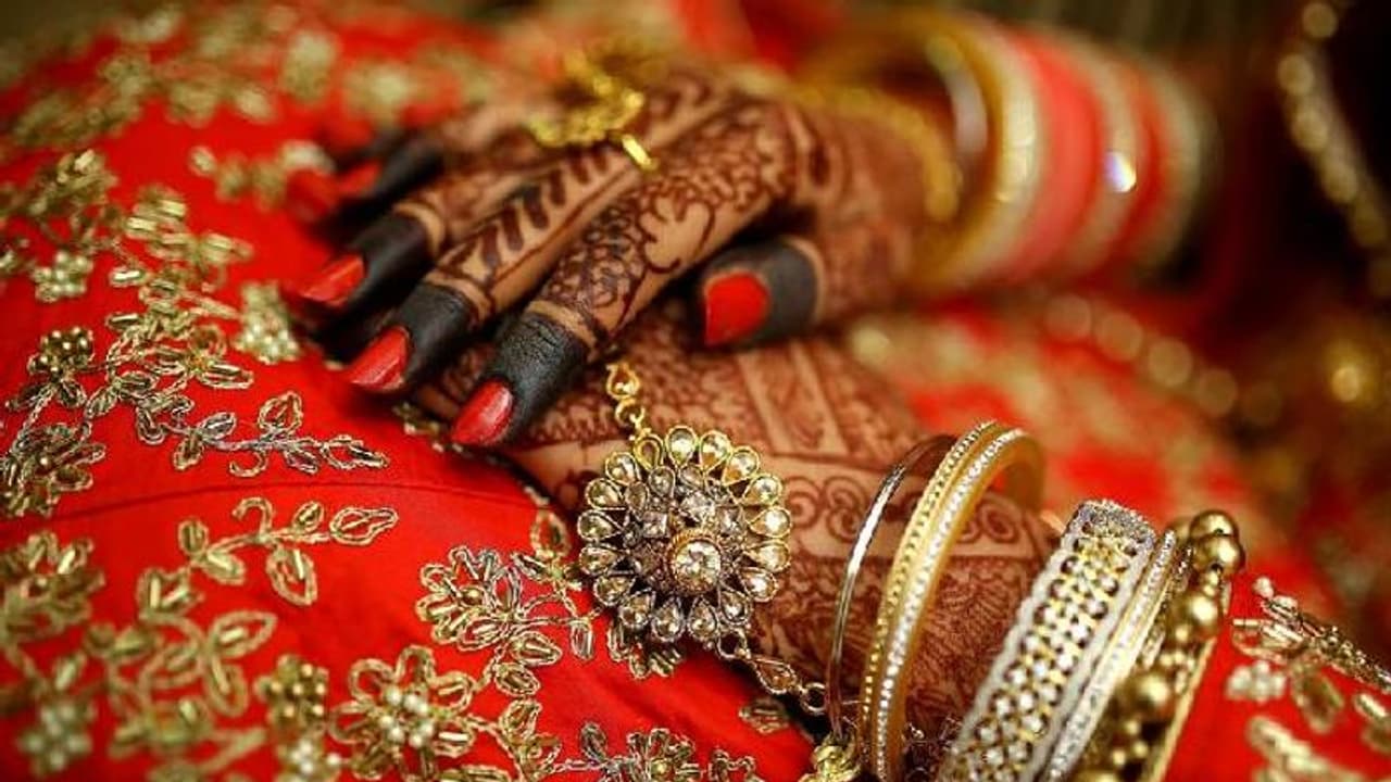 ബാലവിവാഹത്തിന്റെ പേരില് ഭര്ത്താക്കന്മാര് അറസ്റ്റില്, ഭാര്യമാരുടെ പ്രതിഷേധം, 17 കാരിയുടെ ആത്മഹത്യയും ബാലവിവാഹത്തിന്റെ പേരില് ഭര്ത്താക്കന്മാര് അറസ്റ്റില്, ഭാര്യമാരുടെ പ്രതിഷേധം, 17 കാരിയുടെ ആത്മഹത്യയും