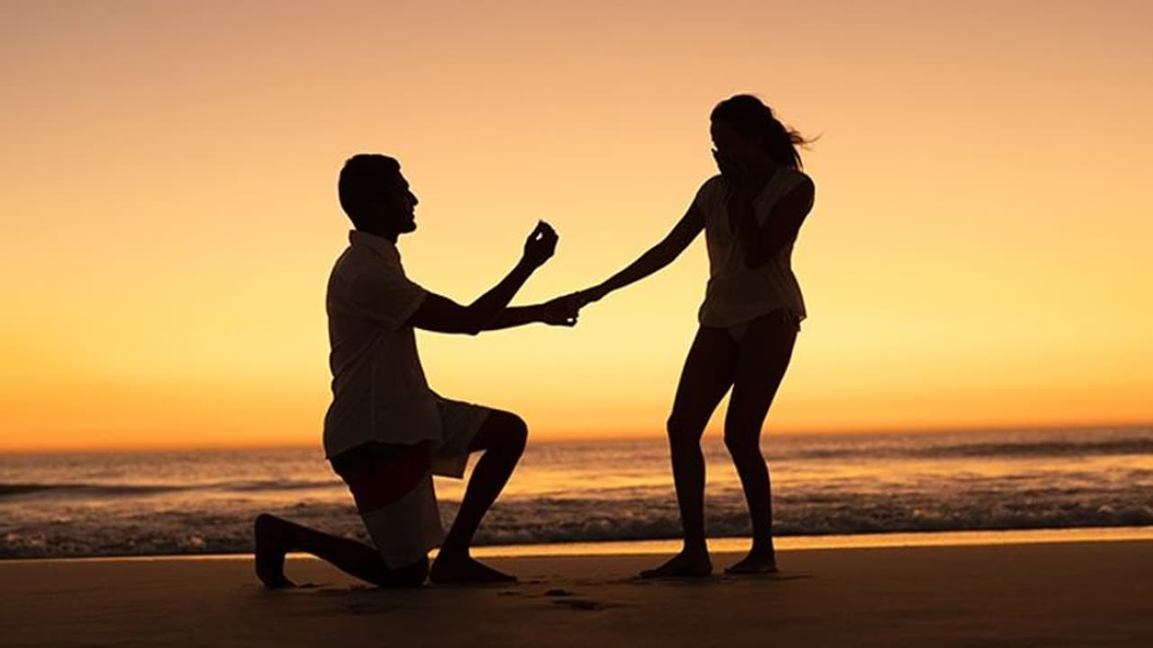 షాపింగ్ మాల్ లో పెళ్లి ప్రపోజల్.. నెటిజన్ల రియాక్షన్ ఇదే..! షాపింగ్ మాల్ లో పెళ్లి ప్రపోజల్.. నెటిజన్ల రియాక్షన్ ఇదే..!